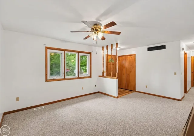 Photo 4 of Single family home for sale at 2040 Willhite Rd, Waterford, MI 48327 | MLS# 58050218239 | Listing updated on 2026-08-12
