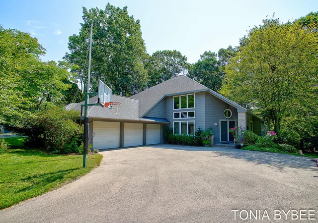 Photo 2 of Single family home for sale at 2302 Timberlee Dr, Holland, MI 49424 | MLS# 71026042132 | Listing updated on 2026-09-03