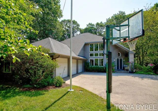 Photo 3 of Single family home for sale at 2302 Timberlee Dr, Holland, MI 49424 | MLS# 71026042132 | Listing updated on 2026-09-03