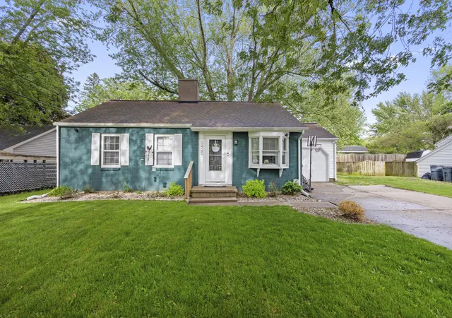 Photo 2 of Single family home for sale at 3425 Cambridge Ave, Jackson, MI 49203 | MLS# 53026042145 | Listing updated on 2026-09-12