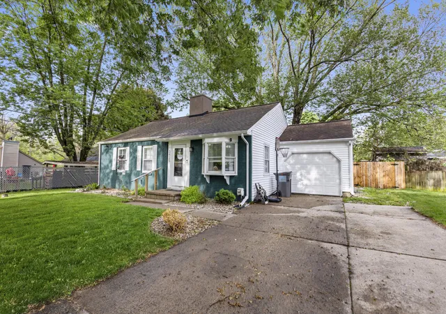 Photo 3 of Single family home for sale at 3425 Cambridge Ave, Jackson, MI 49203 | MLS# 53026042145 | Listing updated on 2026-09-12