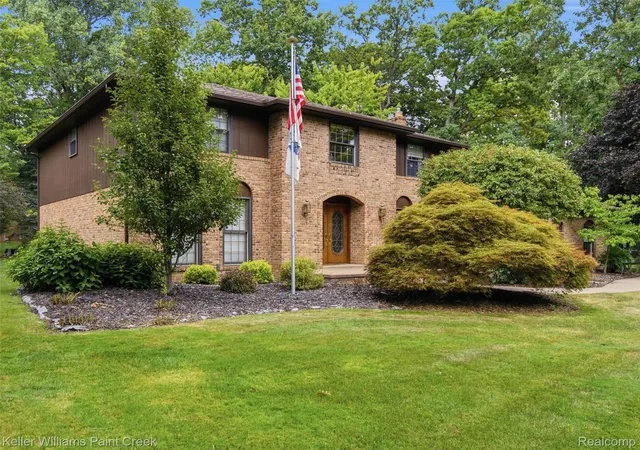 Photo 2 of Single family home for sale at 2950 Leyton Ct, Rochester Hills, MI 48306 | MLS# 20261063889 | Listing updated on 2026-08-15