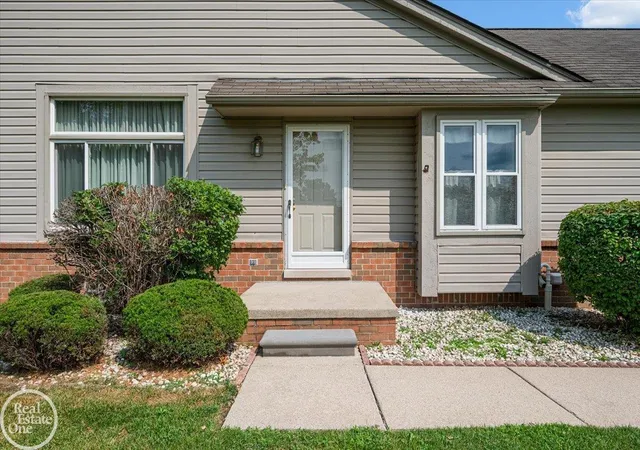 Listing Photo 2 - Condo for sale in building located at 34384 Manor Run Cir, Sterling Heights, MI 48312