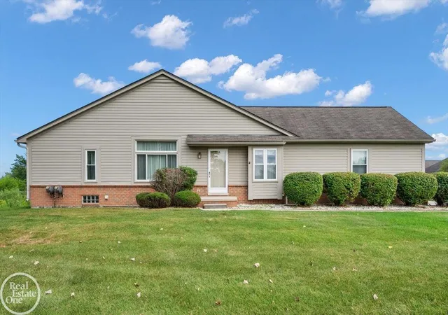 Listing Photo 3 - Condo for sale in building located at 34384 Manor Run Cir, Sterling Heights, MI 48312