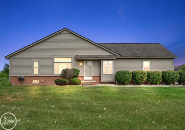 Listing Photo 4 - Condo for sale in building located at 34384 Manor Run Cir, Sterling Heights, MI 48312