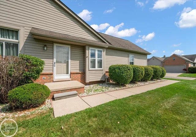 Listing Photo 5 - Condo for sale in building located at 34384 Manor Run Cir, Sterling Heights, MI 48312