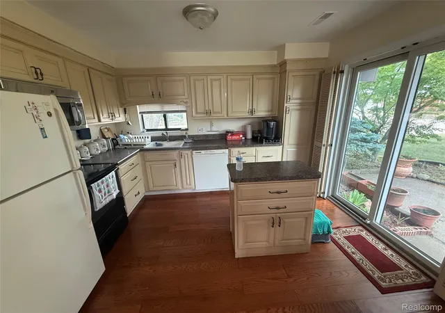 Listing Photo 5 - Condo for sale in building located at 11797 Mdw Ln Dr, Warren, MI 48093