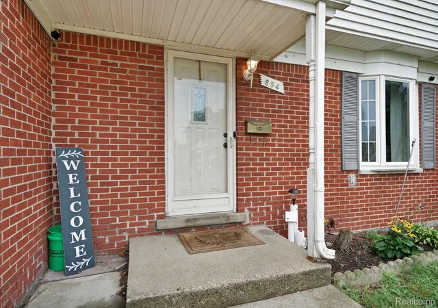 Photo 2 of Single family home for sale at 654 Manchester St, Madison Heights, MI 48071 | MLS# 20261063932 | Listing updated on 2026-08-30