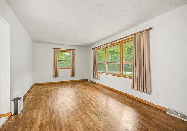 Photo 2 of Single family home for sale at 808 Jones St, Marshall, MI 49068 | MLS# 64026042219 | Listing updated on 2026-08-31