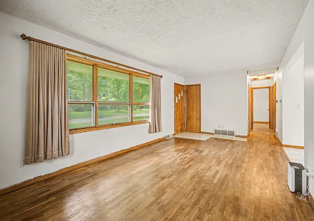 Photo 3 of Single family home for sale at 808 Jones St, Marshall, MI 49068 | MLS# 64026042219 | Listing updated on 2026-08-31