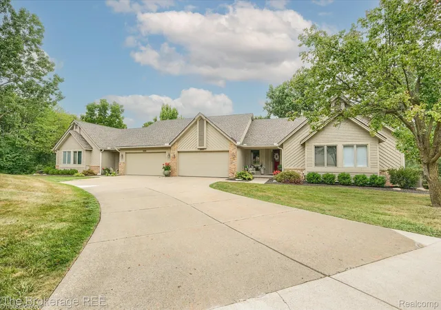 Listing Photo 2 - Condo for sale in building located at 8101 Sawgrass Trl, Grand Blanc, MI 48439