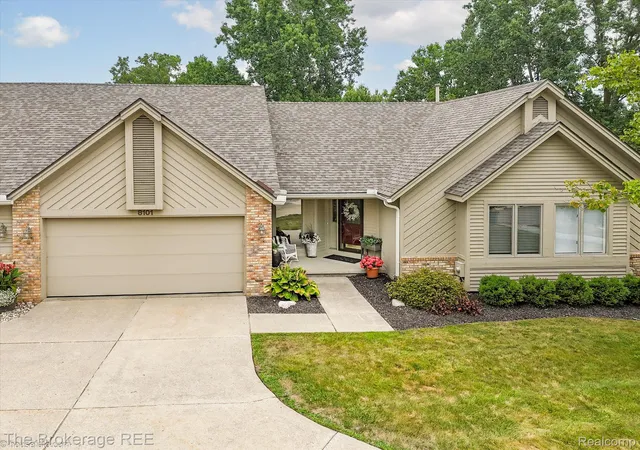 Listing Photo 3 - Condo for sale in building located at 8101 Sawgrass Trl, Grand Blanc, MI 48439