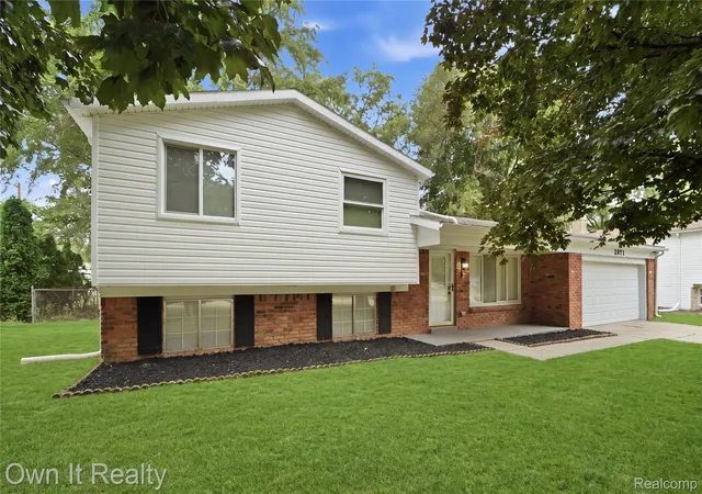 Photo 2 of Single family home for sale at 2971 Sleaford Dr, Waterford, MI 48329 | MLS# 20261063957 | Listing updated on 2026-09-10