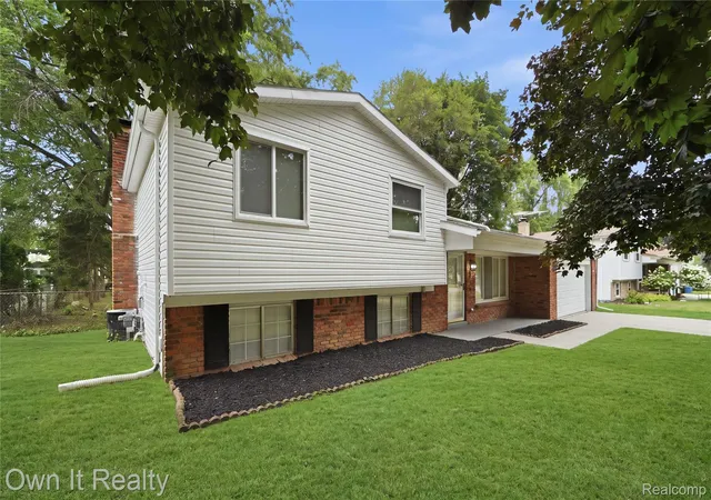 Photo 3 of Single family home for sale at 2971 Sleaford Dr, Waterford, MI 48329 | MLS# 20261063957 | Listing updated on 2026-09-10