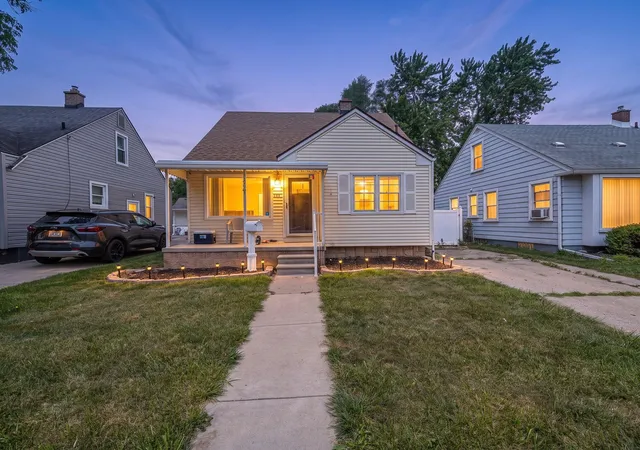 Photo 2 of Single family home for sale at 214 Cleveland St, Trenton, MI 48183 | MLS# 81026042228 | Listing updated on 2026-09-12