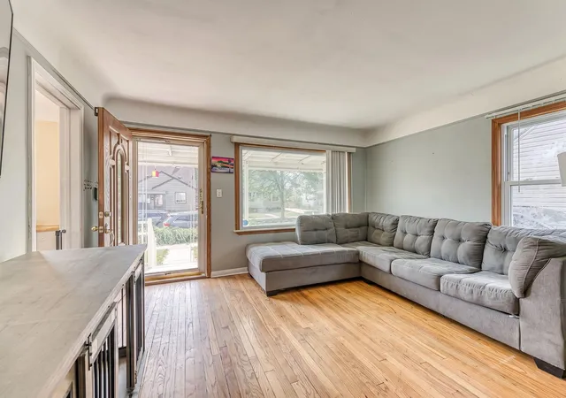 Photo 3 of Single family home for sale at 214 Cleveland St, Trenton, MI 48183 | MLS# 81026042228 | Listing updated on 2026-09-12