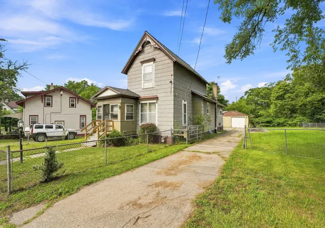 Photo 3 of Single family home for sale at 35 Hubbard St, Battle Creek, MI 49037 | MLS# 65026042247 | Listing updated on 2026-09-14