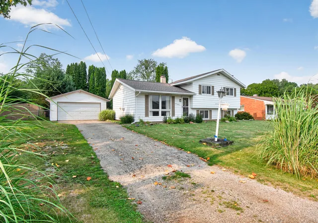 Photo 1 of Single family home for sale at 1286 W Southfield Dr, Jackson, MI 49203 | MLS# 55026042243 | Listing updated on 2026-09-14