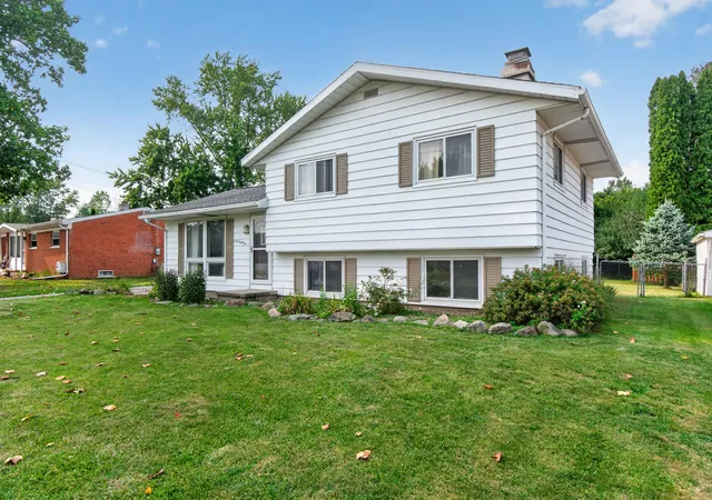 Photo 3 of Single family home for sale at 1286 W Southfield Dr, Jackson, MI 49203 | MLS# 55026042243 | Listing updated on 2026-09-14