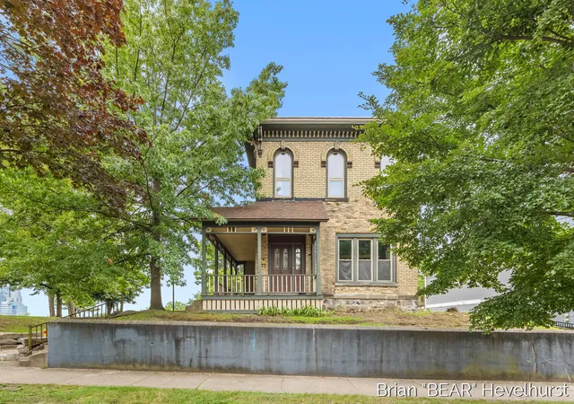 Photo 1 of Sale Pending at 827 Fairview Ave Ne, Grand Rapids, MI 49503 | MLS# 65026042248 | Listing updated on 2026-10-02