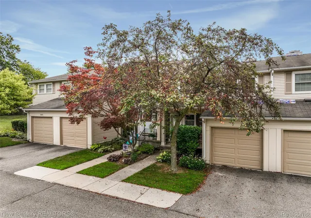 Photo 3 of Condo for sale at 1689 Brentwood Dr, Troy, MI 48098 | MLS# 20261063996 | Listing updated on 2026-09-13