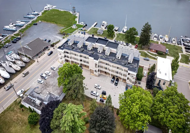 3rd image of 560 S Hancock St, Pentwater, MI 49449