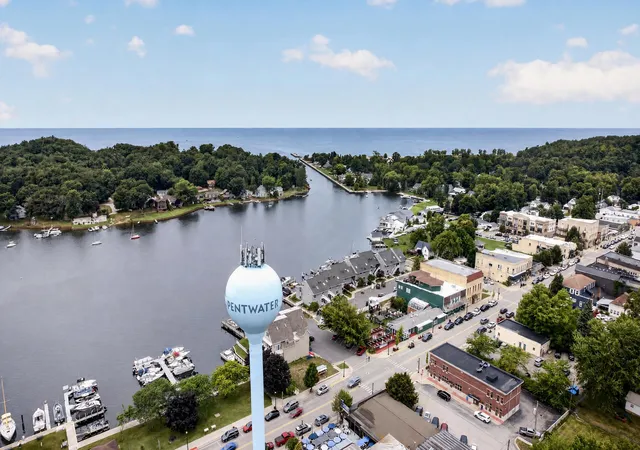 4th image of 560 S Hancock St, Pentwater, MI 49449