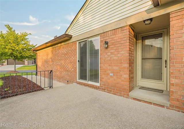 Listing Photo 4 - Condo for sale in building located at 20640 Palm Mdw Dr, Clinton Township, MI 48036