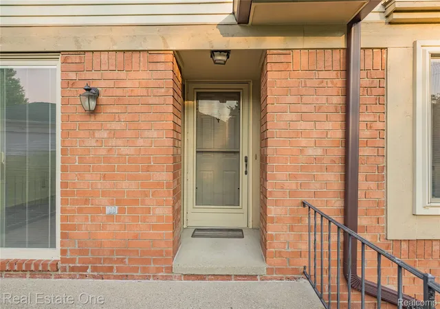 Listing Photo 5 - Condo for sale in building located at 20640 Palm Mdw Dr, Clinton Township, MI 48036