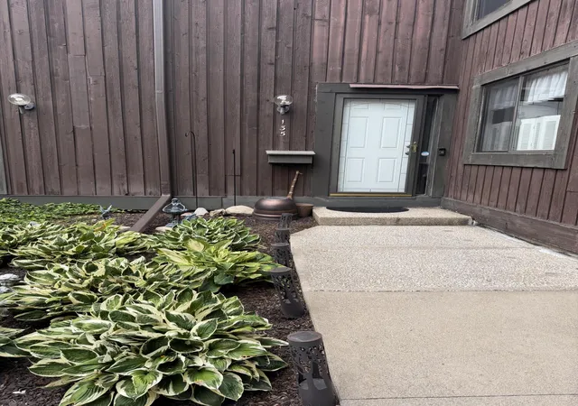 Listing Photo 2 - Condo for sale in building located at 135 Balmoral Ct, Kalamazoo, MI 49004