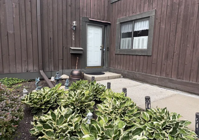 Listing Photo 3 - Condo for sale in building located at 135 Balmoral Ct, Kalamazoo, MI 49004