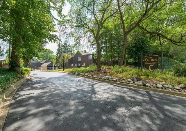 Listing Photo 4 - Condo for sale in building located at 135 Balmoral Ct, Kalamazoo, MI 49004