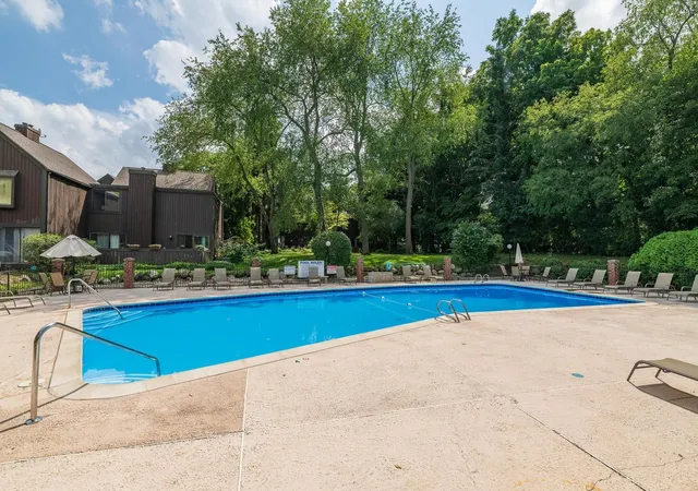 Listing Photo 5 - Condo for sale in building located at 135 Balmoral Ct, Kalamazoo, MI 49004