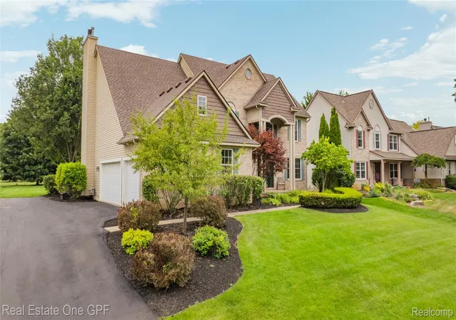 Photo 3 of Single family home for sale at 8922 Redstone Dr, Pinckney, MI 48169 | MLS# 20261064062 | Listing updated on 2026-09-12