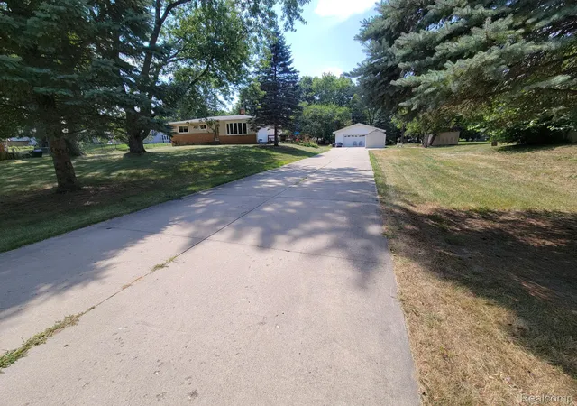 Photo 1 of Single family home for sale at 655 Reynolds Dr, Waterford, MI 48328 | MLS# 20261064083 | Listing updated on 2026-09-12
