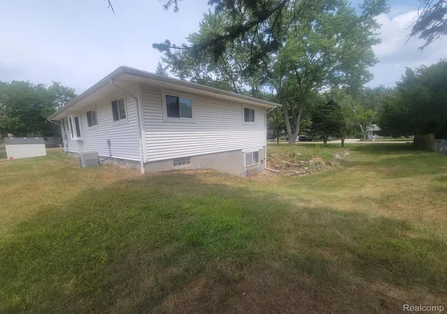 Photo 2 of Single family home for sale at 655 Reynolds Dr, Waterford, MI 48328 | MLS# 20261064083 | Listing updated on 2026-09-12