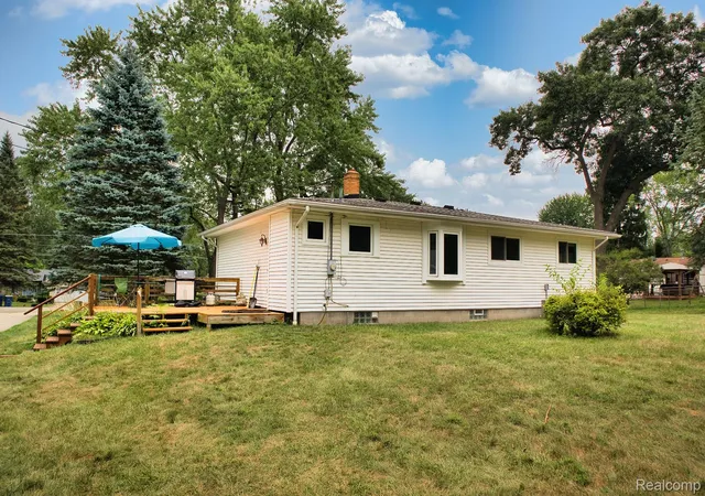 Photo 3 of Single family home for sale at 655 Reynolds Dr, Waterford, MI 48328 | MLS# 20261064083 | Listing updated on 2026-09-12