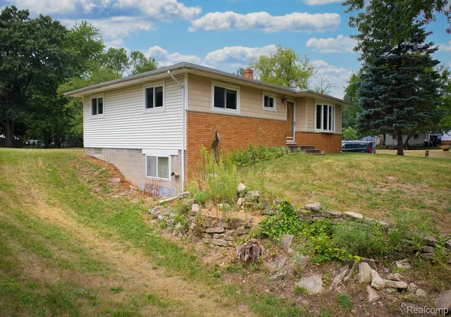 Photo 4 of Single family home for sale at 655 Reynolds Dr, Waterford, MI 48328 | MLS# 20261064083 | Listing updated on 2026-09-12