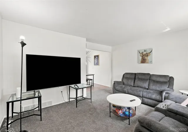 Listing Photo 5 - Condo for sale in building located at 27766 Eastwick Sq, Roseville, MI 48066