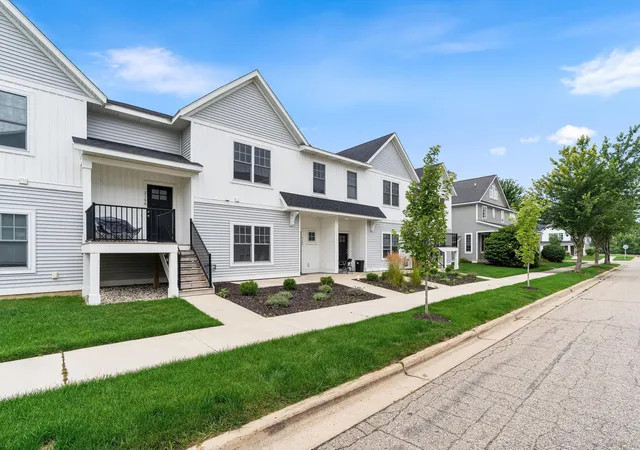 3rd image of 2104 Sherwood Ave, Holland, MI 49423 | MLS# 65026042308