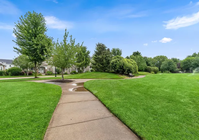 Listing Photo 2 - Condo for sale in building located at 2104 Sherwood Ave, Holland, MI 49423 - Unit #