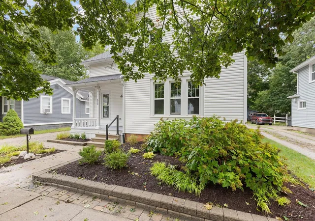 Photo 5 of Single family home for sale at 614 Toledo St, Adrian, MI 49221 | MLS# 56050218337 | Listing updated on 2026-09-05