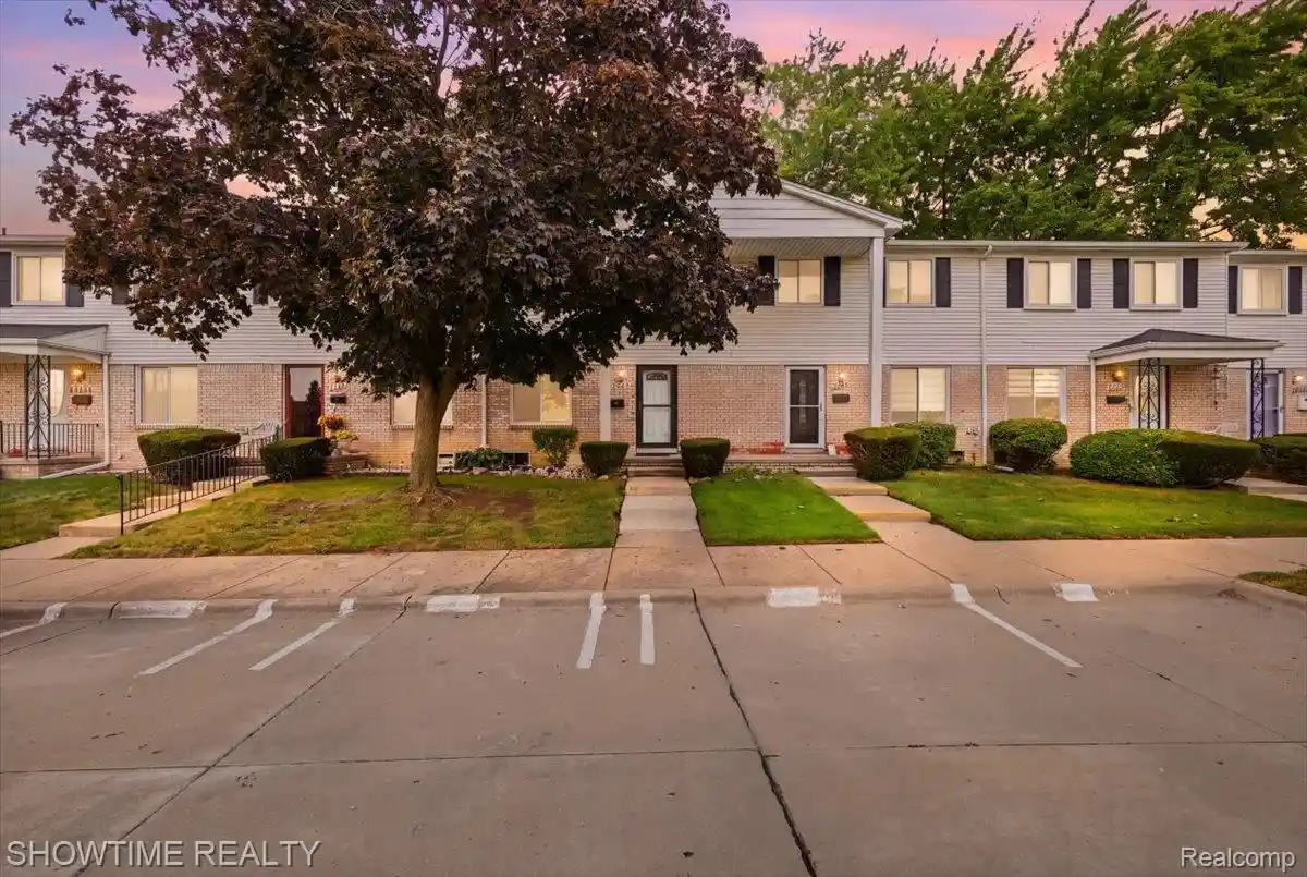 Listing Photo 2 - Condo for sale in 14132 Merriweather St located at 14132 Merriweather St, Sterling Heights, MI 48312 - Unit 14132 Merriweather St