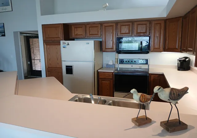 Listing Photo 4 - Condo for sale in building located at 150 Harbor Dr, Ludington, MI 49431