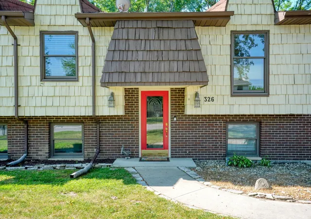 Photo 2 of Single family home for sale at 326 E Franklin St, Clinton, MI 49236 | MLS# 81026042329 | Listing updated on 2026-10-12
