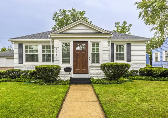 Photo 1 of Single family home for sale at 1214 Mohawk Ln, Saint Joseph, MI 49085 | MLS# 69026042343 | Listing updated on 2026-10-11