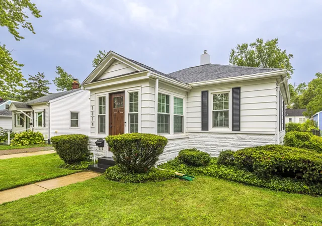 Photo 3 of Single family home for sale at 1214 Mohawk Ln, Saint Joseph, MI 49085 | MLS# 69026042343 | Listing updated on 2026-10-11