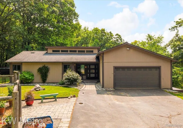 Photo 1 of Single family home for sale at 3050 Indian Lake Rd, Oxford, MI 48370 | MLS# 20261064182 | Listing updated on 2026-08-30