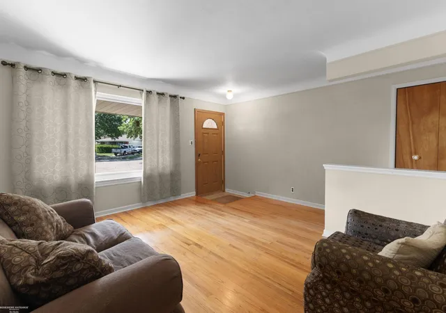 5th image of 3825 Hillcrest St, Warren, MI 48092 | MLS# 58050218363
