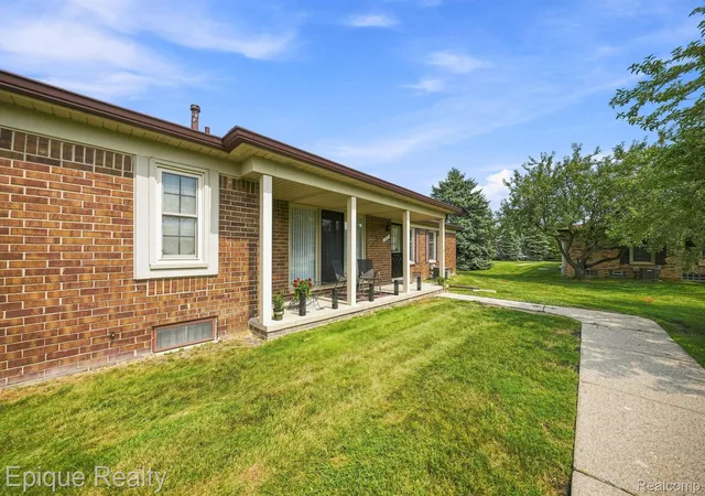 Listing Photo 2 - Condo for sale in building located at 15031 Pilgrim Ct, Shelby Township, MI 48315 - Unit #